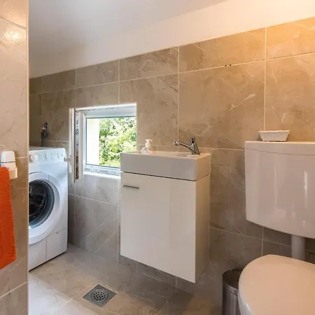 5592b Apartment *